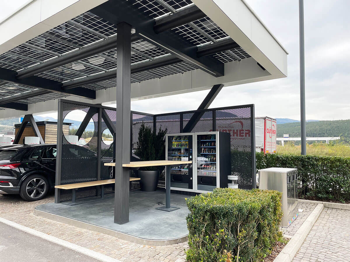 Überdachte e-Charge Station